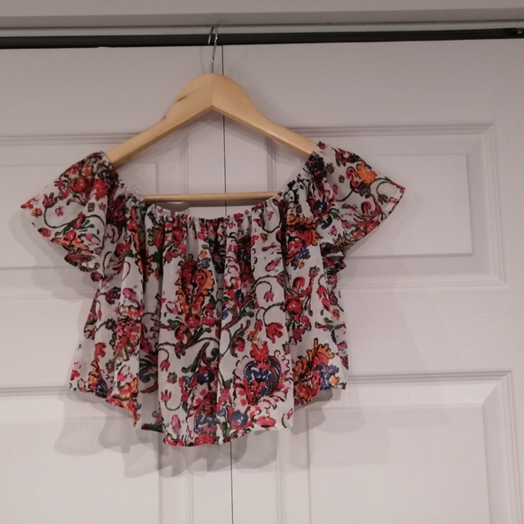 UK2LA Cropped Floral Off Shoulder Ruffle Top NWOT - Picture 2 of 5
